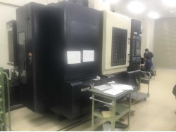  "Makino" Cnc Machining Center Year  1997 Model  A55 Control  Professional 3 (Fanuc 16iMB) Work table size: 1,000x500 mm X axis travel: 900 mm Y axis travel: 500 mm Z axis travel: 450 mm Spindle :  Bt-40 Spindle speed: 50~14,000 rpm 