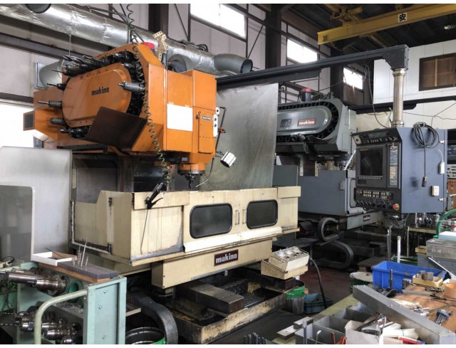  "Makino" Cnc Machining Center Year  1991 Model  FNC 86-A20 Control Fanuc 15M Work table size: 1,200x500 mm X axis travel: 850 mm Y axis travel: 600 mm Z axis travel: 560 mm Spindle :  Bt-50 Spindle speed: 50~6,000 rpm Tool storage capacity: 20 