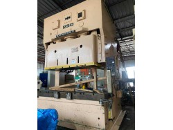 ขายเครื่อง ปั๊มมือสอง ยี่ห้อ Komatsu 250 ตัน เครื่องนำเข้าจากญี่ปุ่น สภาพดี 90% ขายเครื่อง ปั๊มมือสอง ยี่ห้อ Komatsu 250 ตัน เครื่องนำเข้าจากญี่ปุ่น สภาพดี 90%