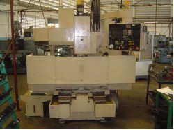 เครื่อง MACHINNING CENTER ยี่ห้อ TOYAMA CONTROL FANUC 11M TABLE 400x800MM  24 TOOL  BT 40   สภาพพร้อมใช้งาน แถมARBOR  20  อัน ราคาถูก 