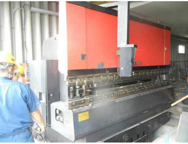 Used "Amada" Press Brake Model: FBD 2004 Year: 1988 Control system: NC-9E Press capacity: 200 ton Max. bend length: 4000 mm (โทร) 0827867706 (line) yoye529 http://line.me/ti/p/3xwsszt9bo https://www.facebook.com/profile.php?id=100014931816409