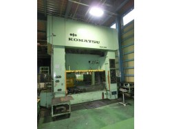 Komatsu"  300ton E2P 300  S：450, 15～30spm DH: 620, slide adjustment amount: 350 bolster size: 2500 * 1300 * 210 slide dimension: 2500 * 1300