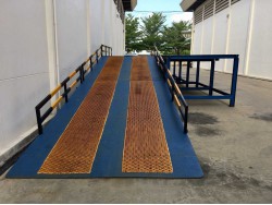 ขาย ramp สะพานขึ้นตู้ Container มือสอง สภาพดีมาก พื้นด้านหน้าปรับระดับได้