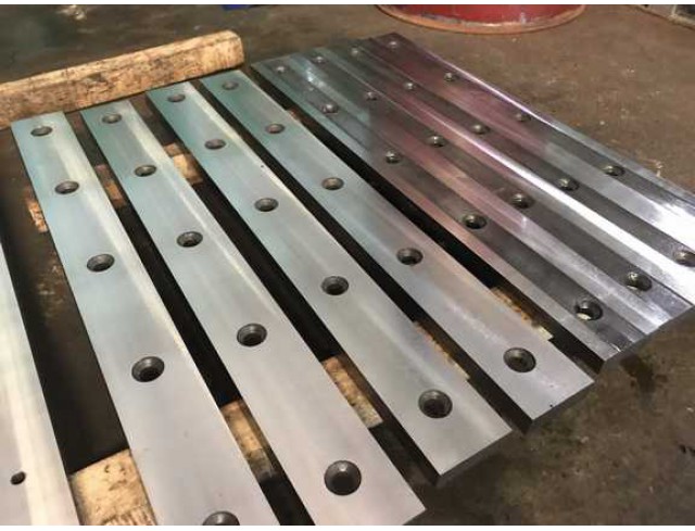 รับผลิตซ่อมใบมีดพับเหล็ก ร่องพับ ทูลต่างๆของเครื่อง PRESS BRAKE และรับเจียระไนคมใบมีดตัดโลหะของเครื่อง SHEARING รองรับชิ้นงานยาว 4.5 เมตร