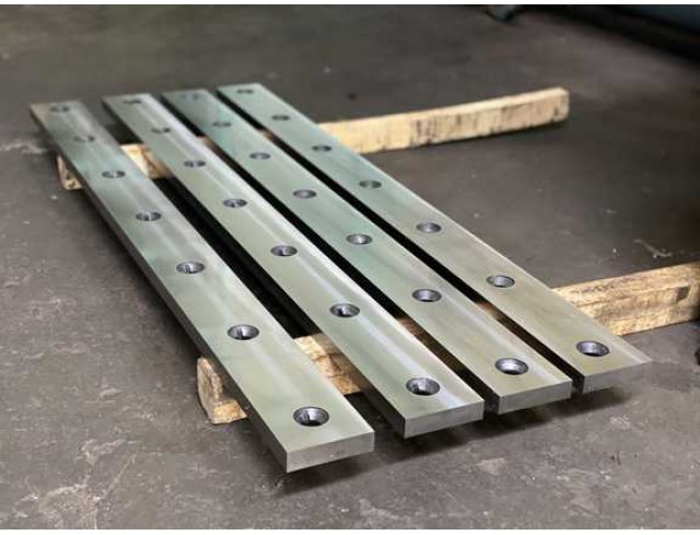 รับผลิตและซ่อมแม่พิมพ์พับโลหะ ร่องพับ ทูลต่างๆของเครื่อง PRESS BRAKE และรับเจียระไนคมใบมีดตัดโลหะของเครื่อง SHEARING รองรับใบมีดยาว 4.5เมตร