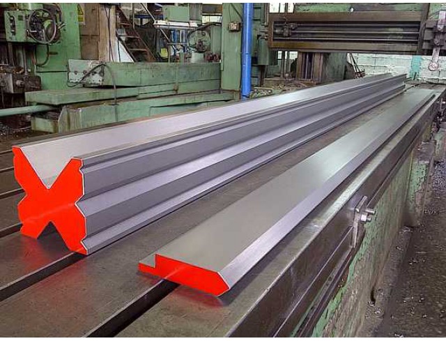 รับทำและซ่อมแม่พิมพ์พับงานโลหะ PUNCH ร่องพับ V-Die ทูลต่างๆของเครื่อง PRESS BRAKE และรับเจียระไนคมใบมีดตัดโลหะของเครื่อง SHEARING รองรับใบมีดยาว 4.5เมตร