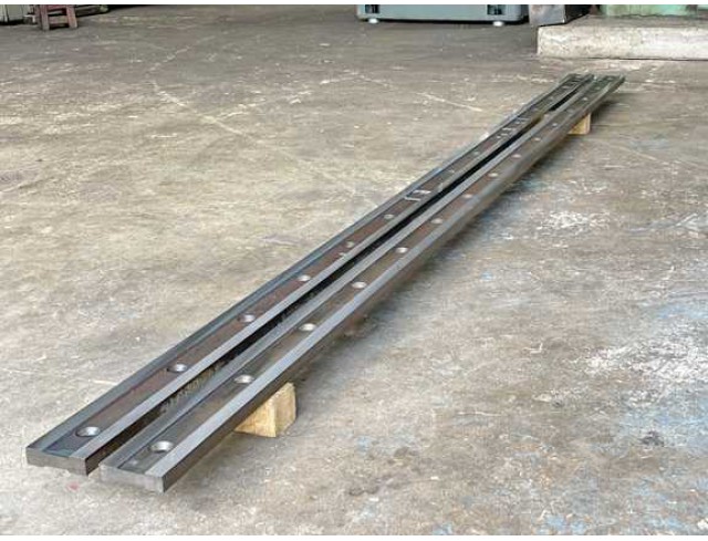 รับผลิต ซ่อมชุดทูลพับของเครื่องพับเหล็ก PUNCH ร่องพับ V-Die ทูลต่างๆของเครื่อง PRESS BRAKE และรับเจียระไนคมใบมีดตัดเหล็กของเครื่อง SHEARING รองรับใบมีดยาวทุกขนาด
