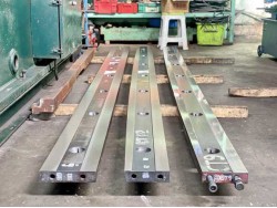 รับผลิตและซ่อมชุด Tooling เครื่องพับโลหะ PUNCH ร่องพับ V DIE ใบพับโลหะทุกรูปแบบของเครื่อง PRESS BRAKE รับเจียระไนคมใบมีดตัดโลหะเครื่อง SHEARING รองรับใบมีดได้ยาวถึง 6เมตร