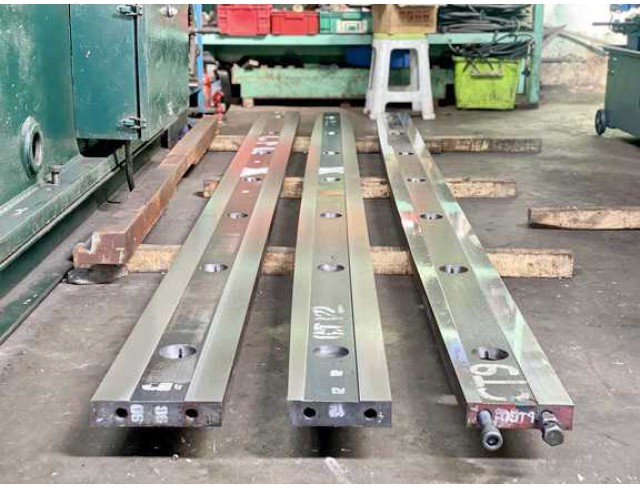 รับผลิตและซ่อมชุด Tooling เครื่องพับโลหะ PUNCH ร่องพับ V DIE ใบพับโลหะทุกรูปแบบของเครื่อง PRESS BRAKE รับเจียระไนคมใบมีดตัดโลหะเครื่อง SHEARING รองรับใบมีดได้ยาวถึง 6เมตร