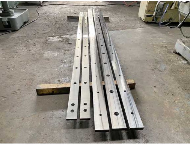 รับผลิตและซ่อมชุด Tooling เครื่องพับโลหะ PUNCH ร่องพับ V DIE ใบพับโลหะทุกรูปแบบของเครื่อง PRESS BRAKE รับเจียระไนคมใบมีดตัดโลหะเครื่อง SHEARING รองรับชิ้นงานได้ยาวถึง 6เมตร