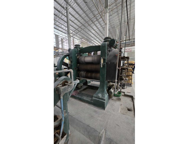 เครื่องรีดแผ่นยางสี่ลูกกลิ้ง (4-Roll Rubber Calender) ปรับความหนาบางยาง และประกบงานติดกัน