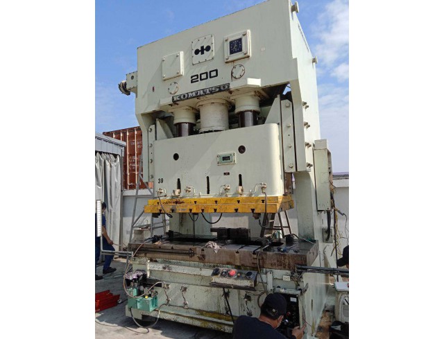 เครื่องปั้มโลหะ KOMATSU 200 TON