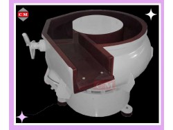 เครื่องขัดผิวโลหะแบบเขย่า (มีสะพานแยกชิ้นงาน) (Vibratory finishing machine with Separator) 