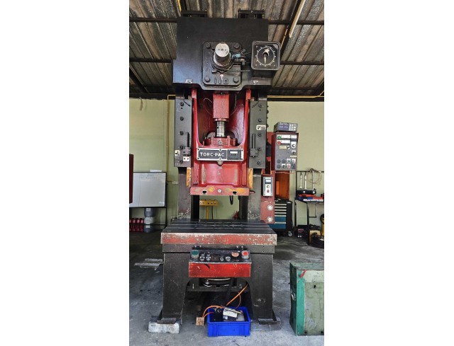 เครื่องปั้ม AMADA 80 ton